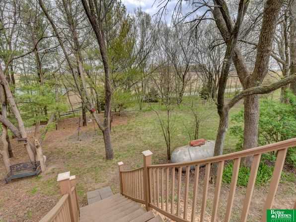 10032 Kings Dr, Omaha, NE 68142