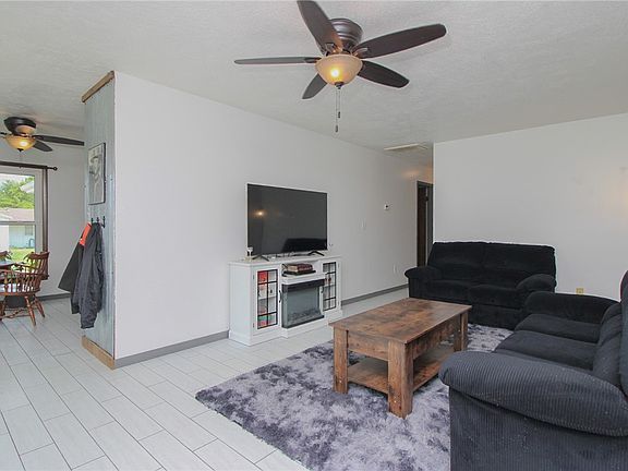 4th image of 102 W Adams St