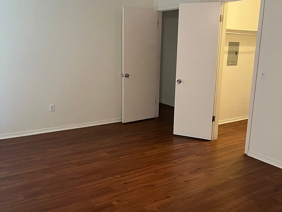 1st image of 2413 Oakridge Dr