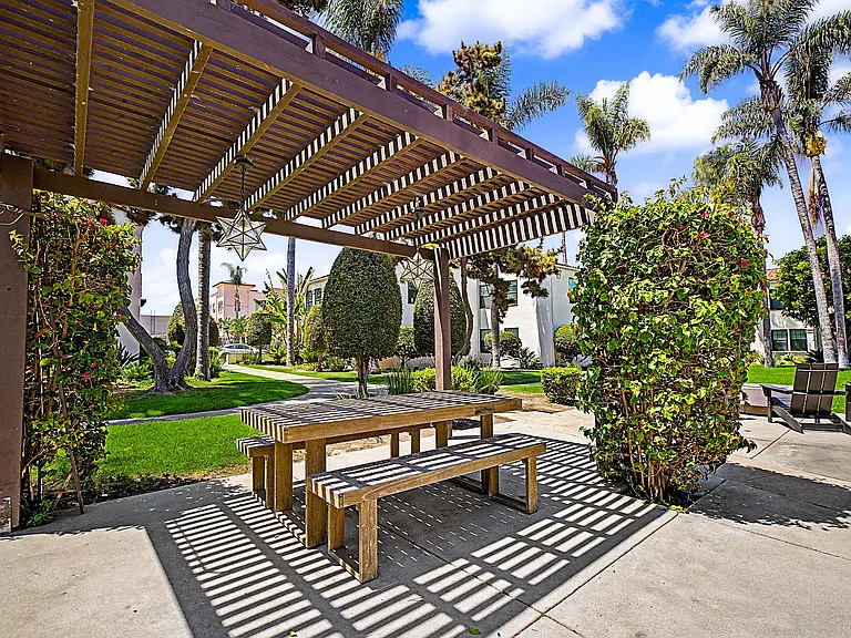 Las Palmas Apartments — Photo 22