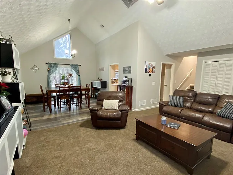 1095 Mountain Springs Dr NW — Photo 4