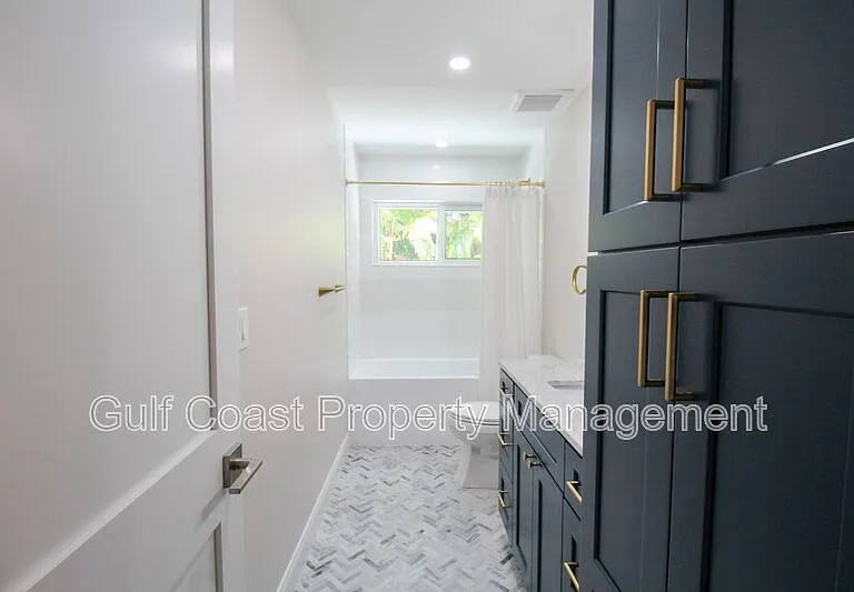 691 Russell St — Photo 13