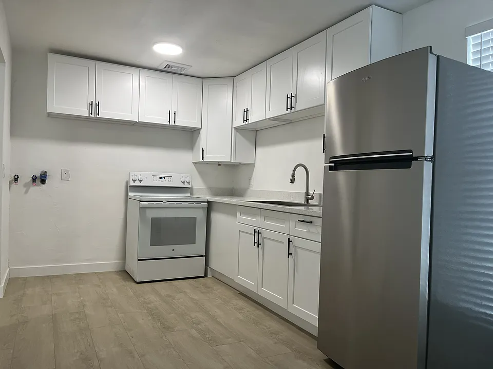 2537 S Lake Park Cir #4