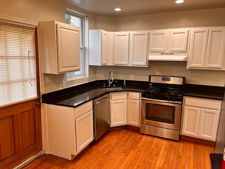 753 Gresham Pl NW — Photo 3
