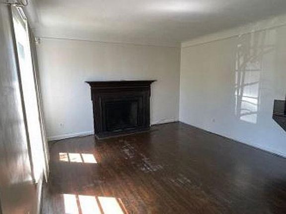 2nd image of 2048 Miramar Blvd