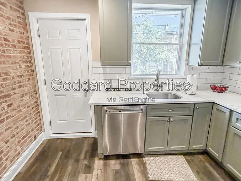 704 N Curley St — Photo 7
