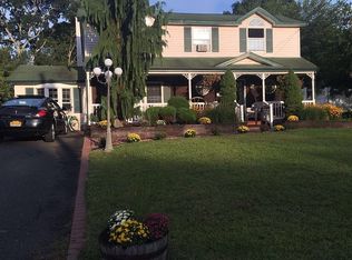 113 Michael Rd, Oakdale, NY 11769