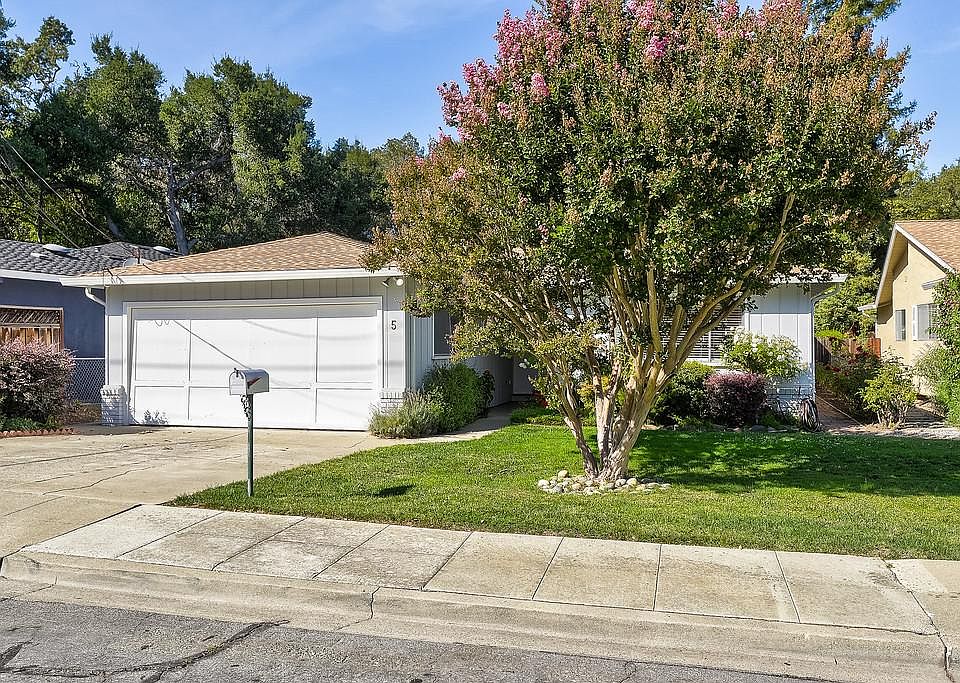 1st image of 5 Stowe Ln