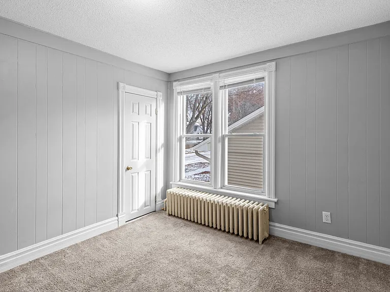 Hyacinth Ave E — Photo 3