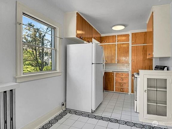 4th image of 756 Broadway Avenue E #202