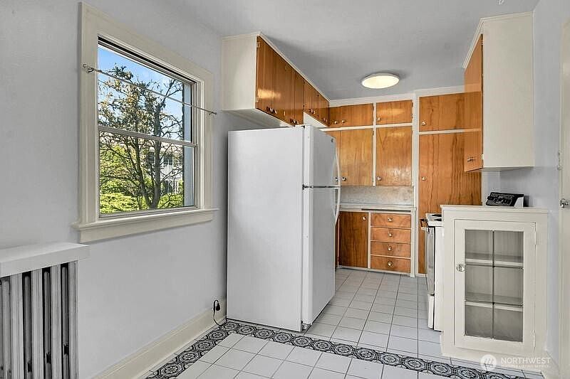 4th image of 756 Broadway Avenue E #202
