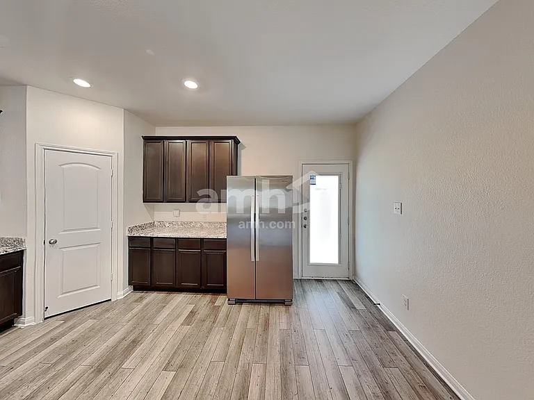 1126 Treeta Trl — Photo 4