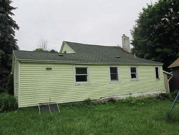 2nd image of 185 Maple St