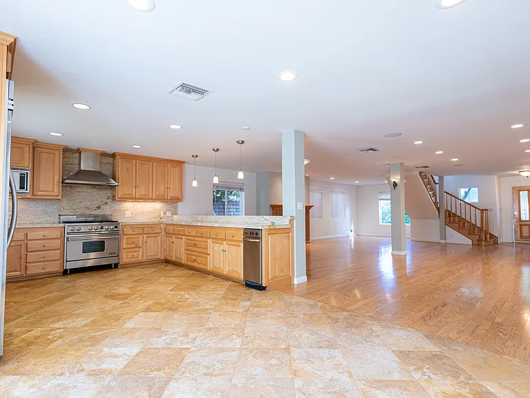 4539 Mammoth Ave — Photo 8