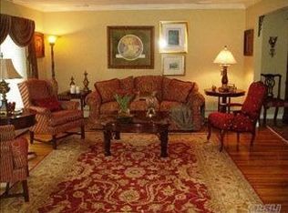 906 Eileen Ter, Woodmere, NY 11598