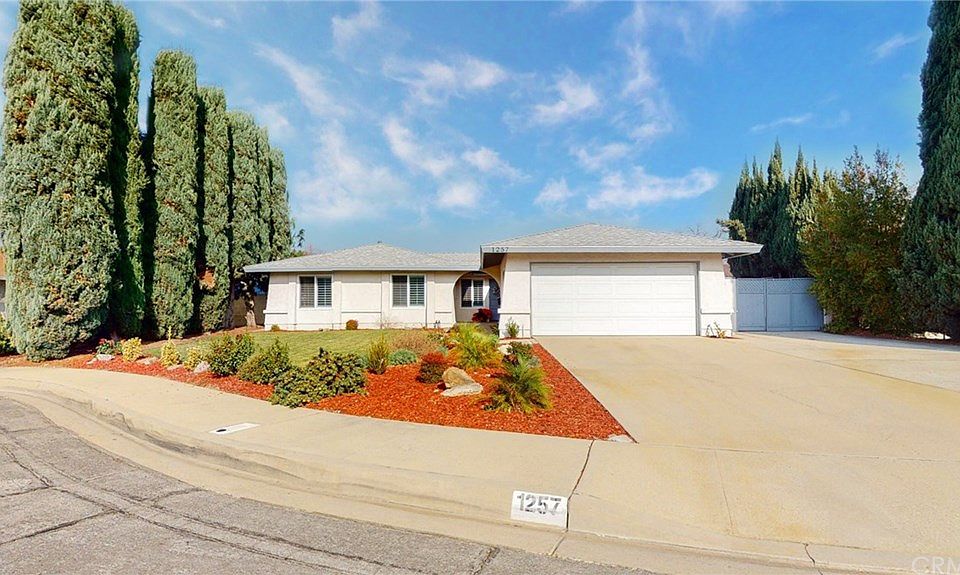 1st image of 1257 Saint Vladimir St