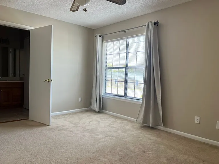 1514 Manor Dr NE — Photo 2