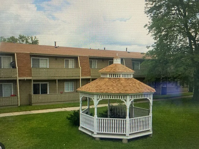 Woodland Creek Apartments in Oak Forest, IL — Photo 2