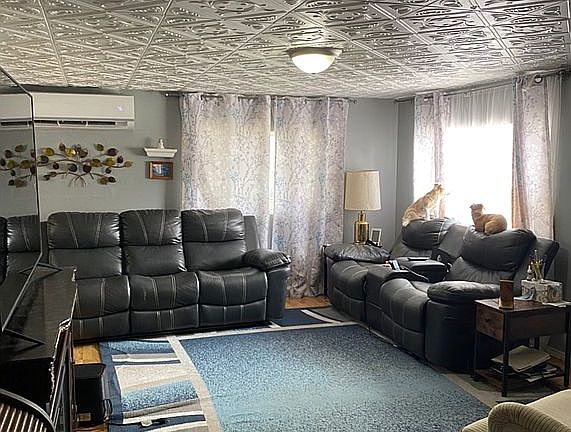 4th image of 1311 Winslow Ave