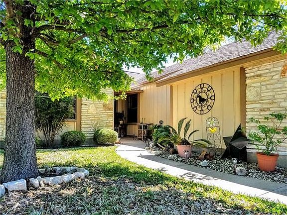 2nd image of 7 Oaks Pl