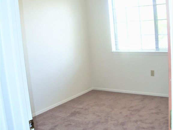 3rd image of 220 Raven Dr