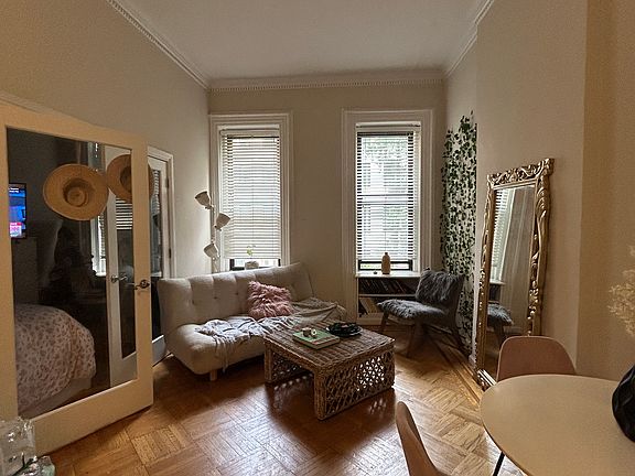 5th image of 110 E 61st St APT 2A