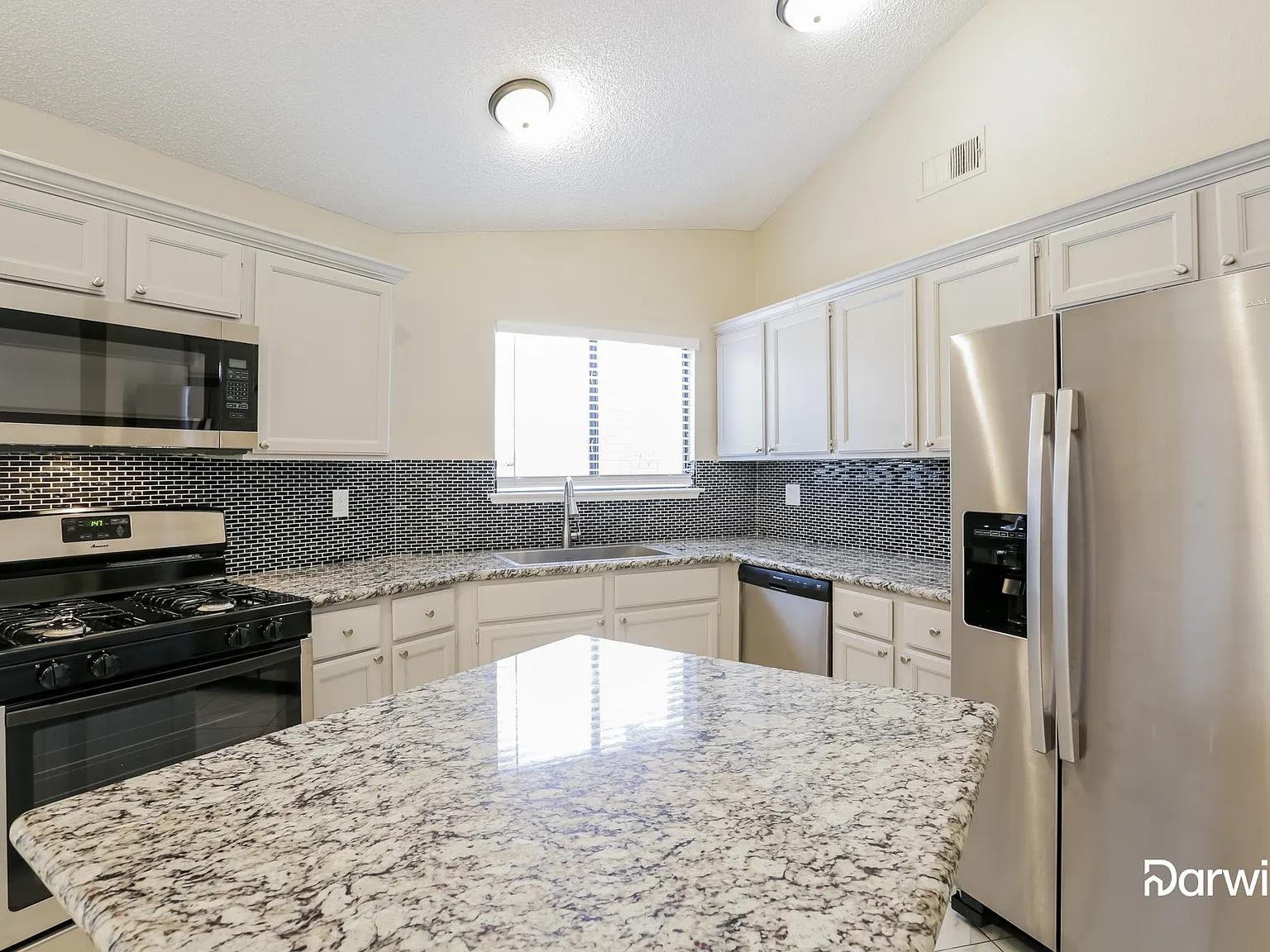 3 bed, 2.0 bath, 1307 sqft, $2,075 — Photo 3