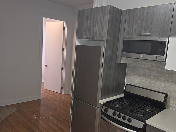 3rd image of 31 Montrose Ave APT 2L