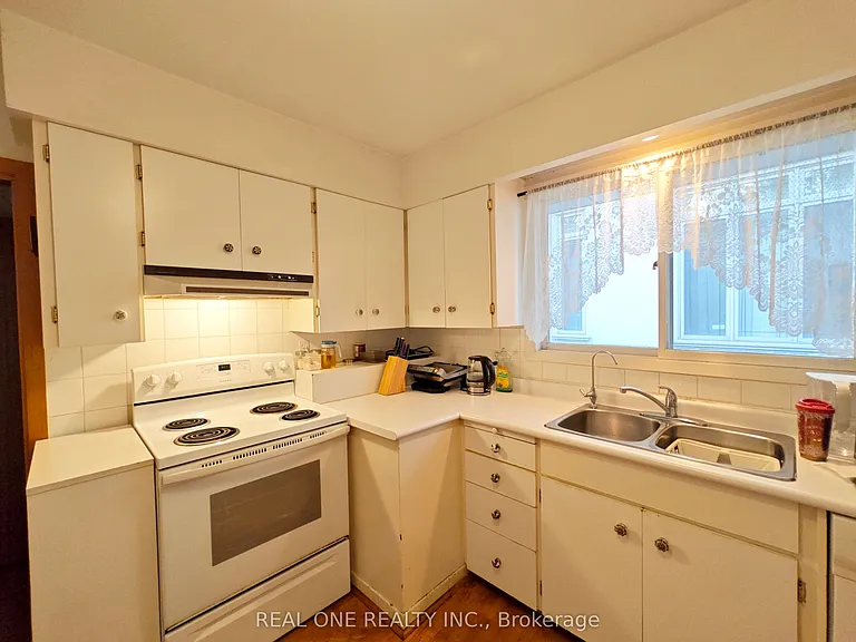 275 Parkview Ave — Photo 17