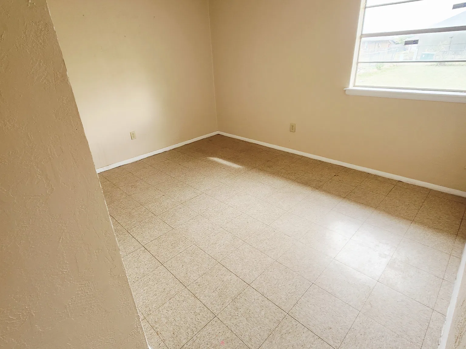 3 bed, 1100 sqft, $975 — Photo 3