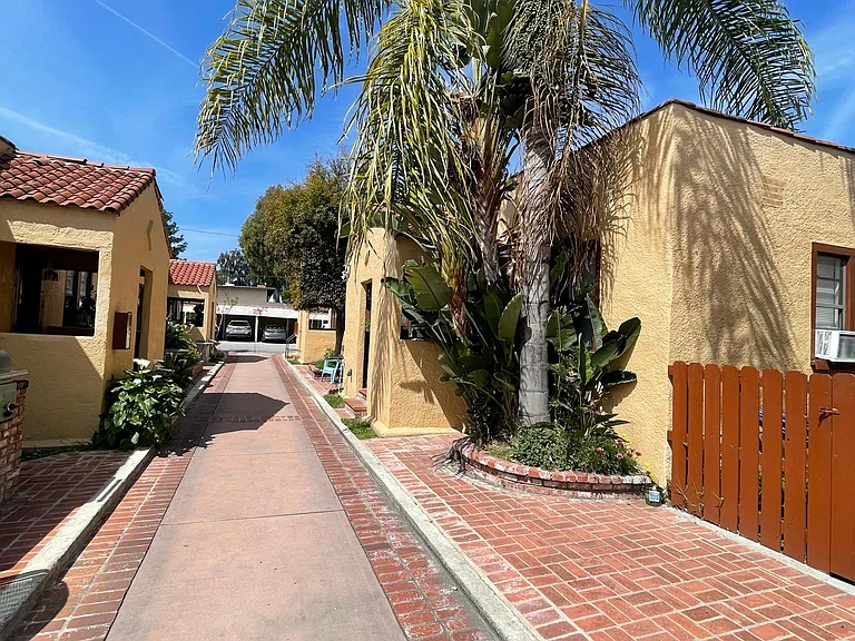Bakman Ave — Photo 10