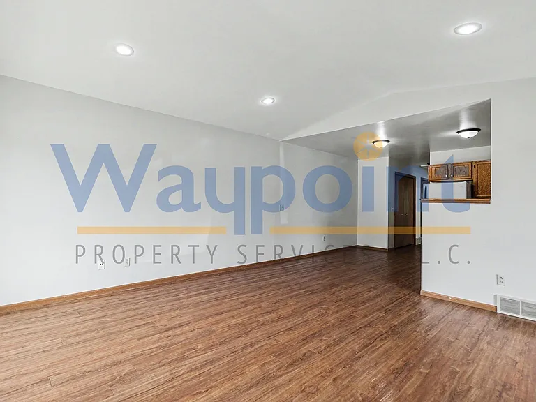 632 E Washington St — Photo 3