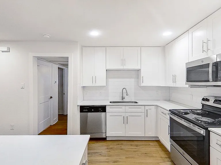 907 N Beacon — Photo 2