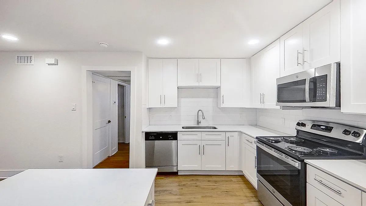 Building Photo - 907 N Beacon