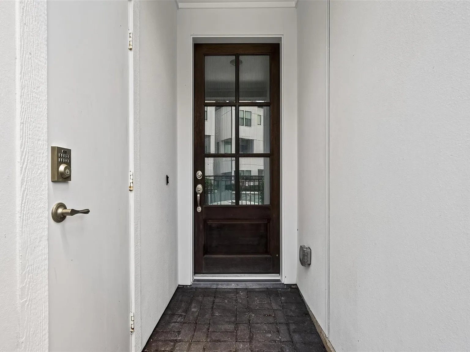 3 bed, 3.5 bath, 2105 sqft, $3,000 — Photo 2