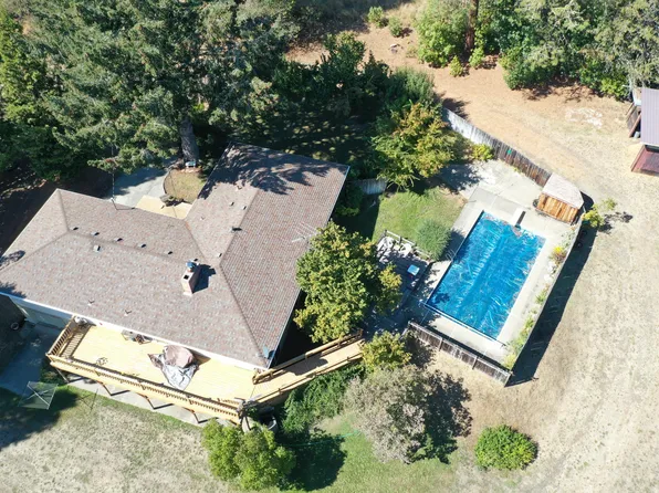 203 Mobley Dr, Azalea, OR 97410