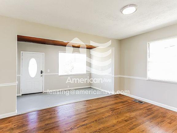 1385949_003_living_room_4.jpg