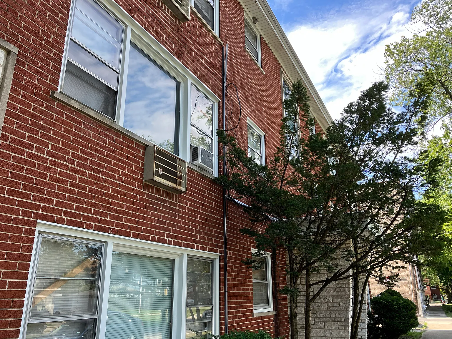 W West End Ave, Chicago — Photo 1