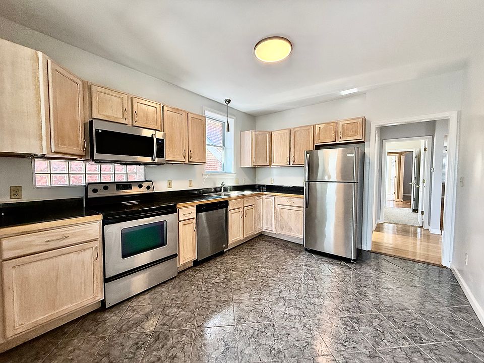Fabulous eat-in kitchen with ample counter and cabinet space! Beautiful Stainless Steel Appliances!