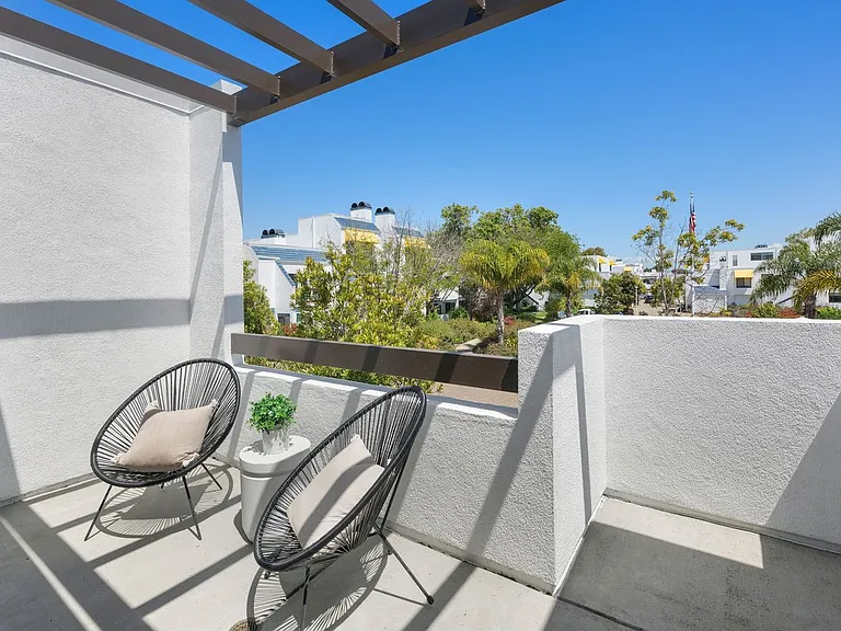 702 Portofino Ln — Photo 36