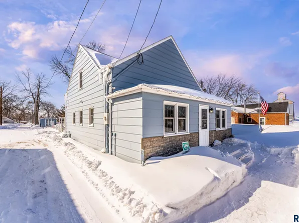 321 Center St, Trosky, MN 56144