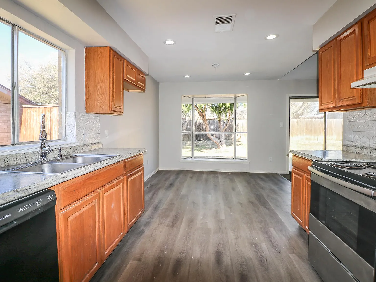 3 bed, 1631 sqft, $2,100 — Photo 2