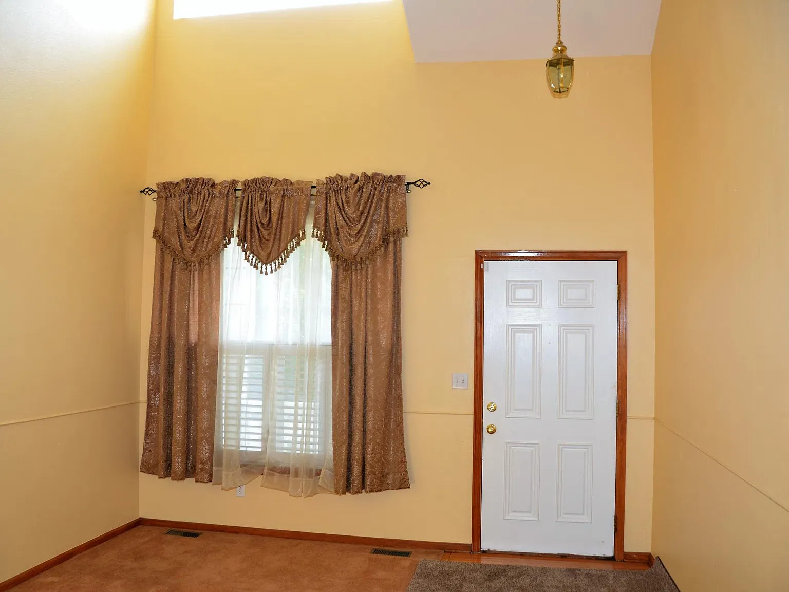 4 bed, 3.5 bath, 2537 sqft, $3,000 — Photo 4