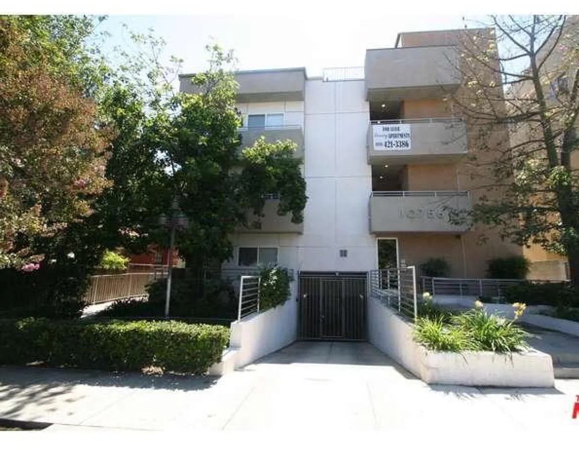 Building Photo - 10756 Camarillo St #203