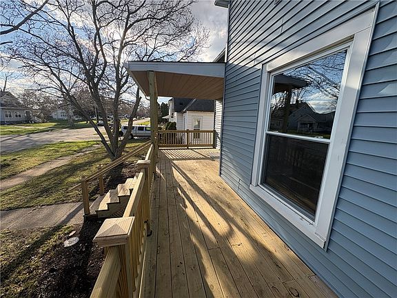 2nd image of 712 E Washington St