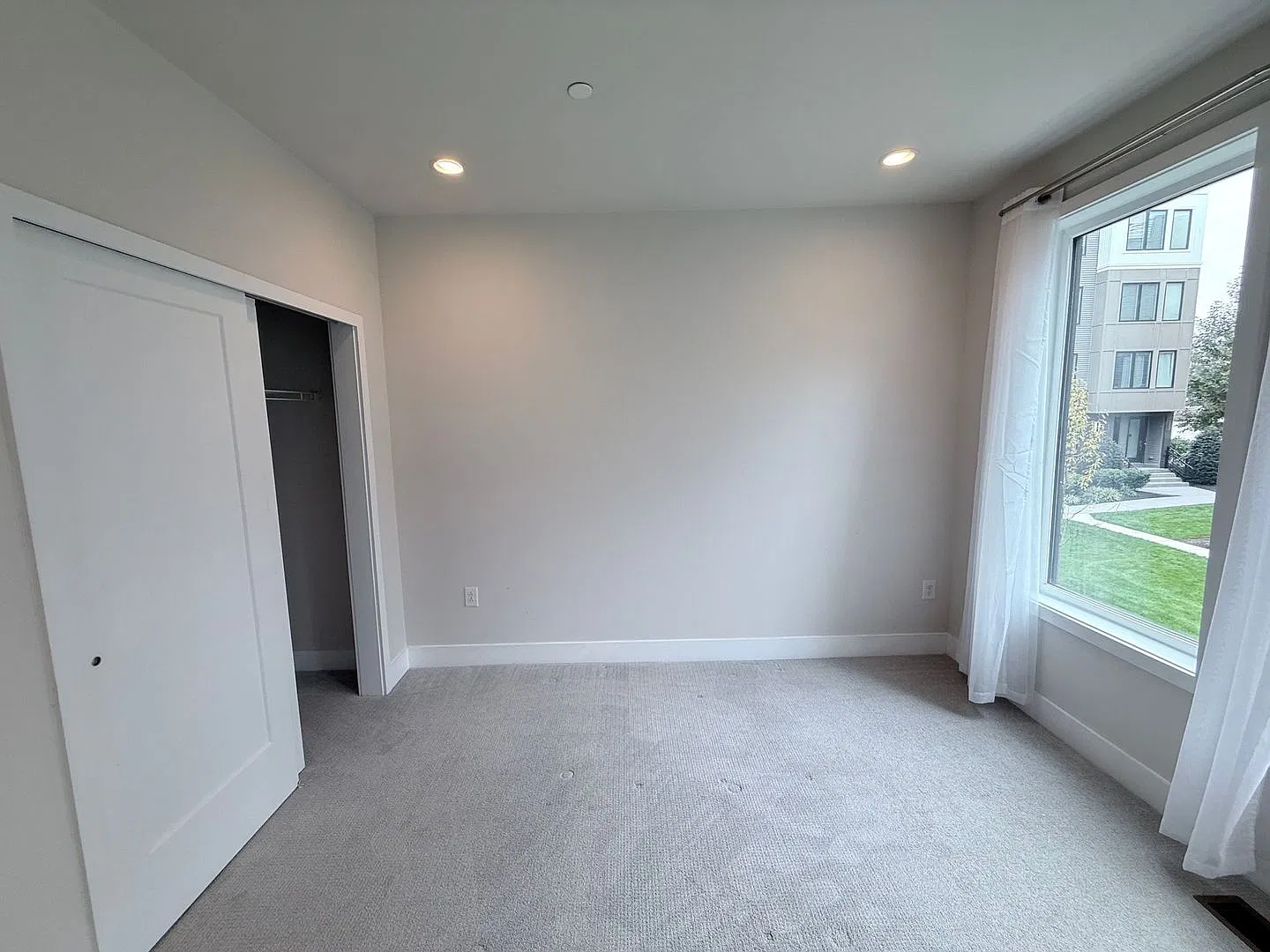 **Coming Soon** Kop Townhome With Ev Charger & Open Floor Plan — Photo 4