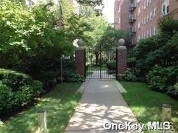 32 Cathedral Avenue #3B, Hempstead, NY 11550