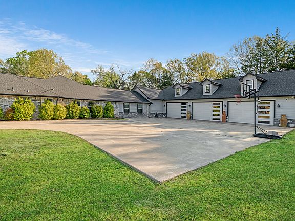 3rd image of 220 Laredo Dr