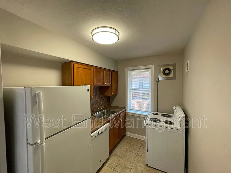 2 bed, 1.0 bath, $1,295 — Photo 2