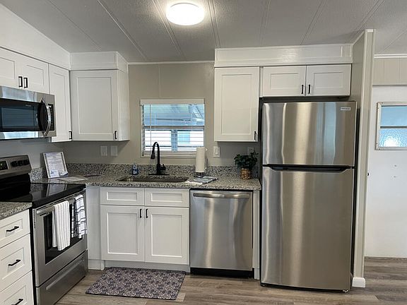 3rd image of 828 Thrush Cir